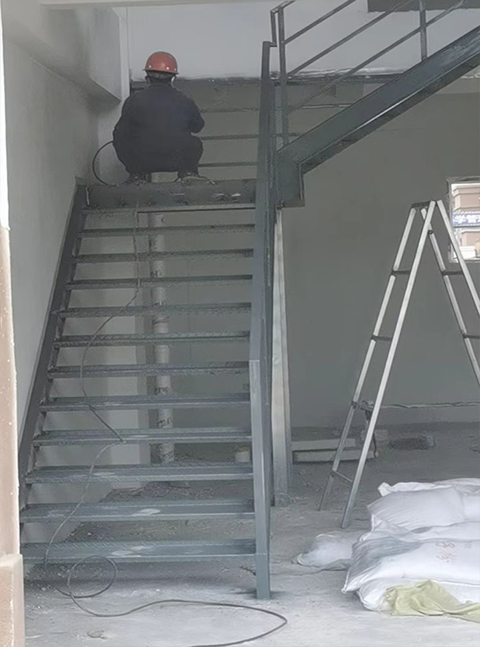 阁楼楼梯工程：如何选择合适的踏步设计？